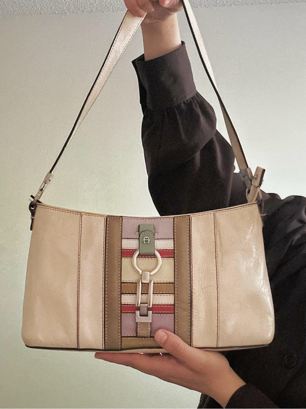 Vintage Etienne Aigner Cream Shoulder Bag - Hard to find. - Picture 5 of 11